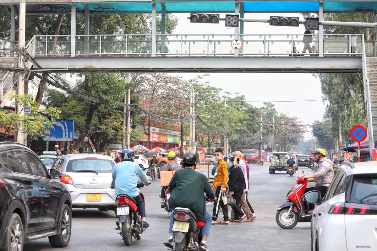 Nhằm đảm bảo an toàn cho người đi bộ, trên toàn TP Hà Nội hiện nay có khoảng 70 cầu bộ hành ở các nút giao cắt và khu vực gần bệnh viện, trường học, nơi có mật độ giao thông đông đúc...