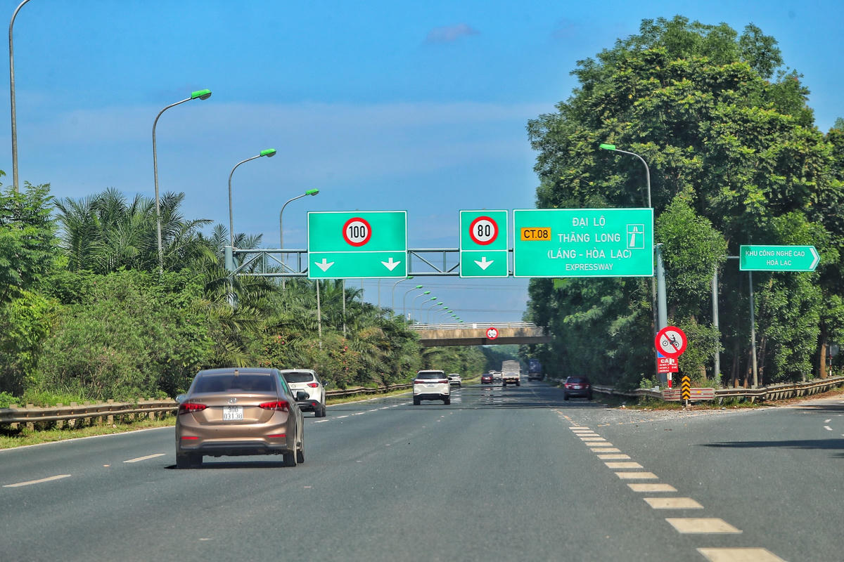 Dải đường cao tốc có 4 làn xe với 2 làn cho phép tốc độ tối đa 100 km/h, 1 làn tốc độ 80 km/h và 1 làn dừng khẩn cấp. 