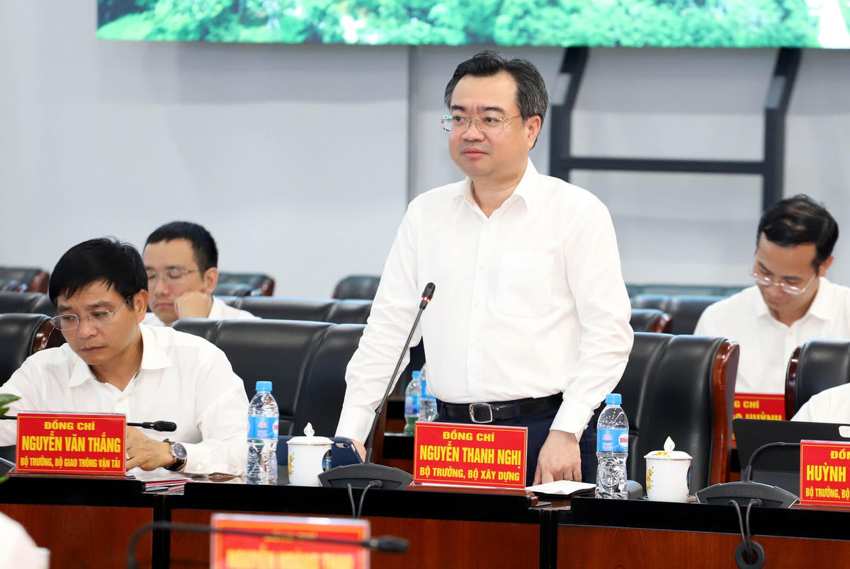Bộ trưởng Bộ Xây dựng Nguyễn Thanh Nghị giải đáp các vấn đề liên quan tại cuộc làm việc.