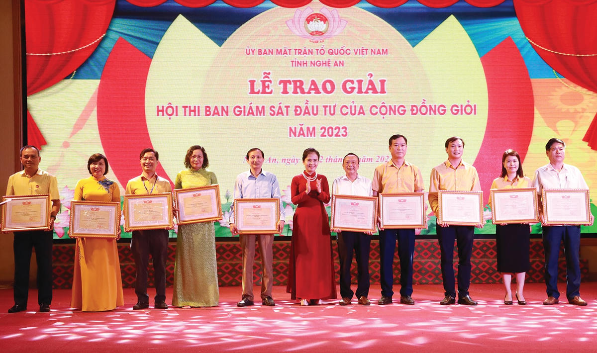Đại diện lãnh đạo Uỷ ban MTTQ tỉnh Nghệ An trao các giải Ấn tượng nhất; Xử lý tình huống xuất sắc nhất; phần thi Lý thuyết xuất sắc và Màn chào hỏi đặc sắc nhất cho các đội thi. Ảnh: Điền Bắc