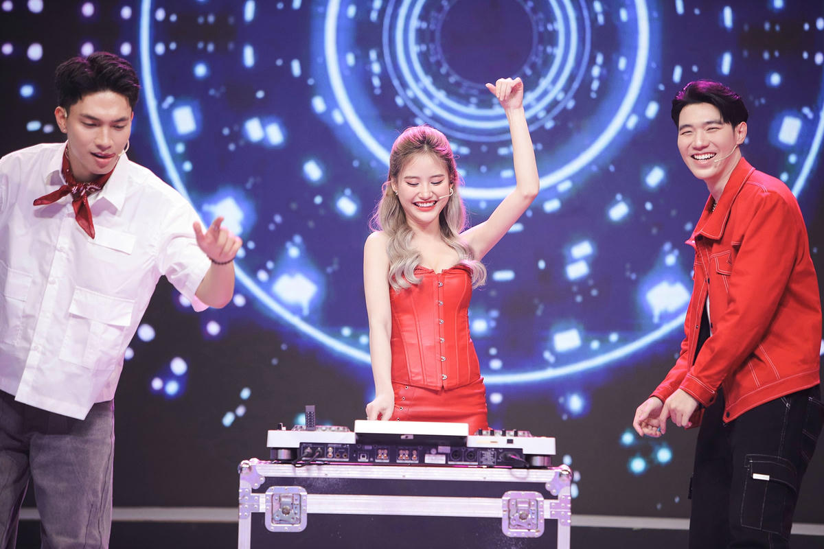 Minh Ngọc khuấy động bầu không khí khi trổ tài chơi DJ cực “cháy”. Ảnh: Perfect Universe.