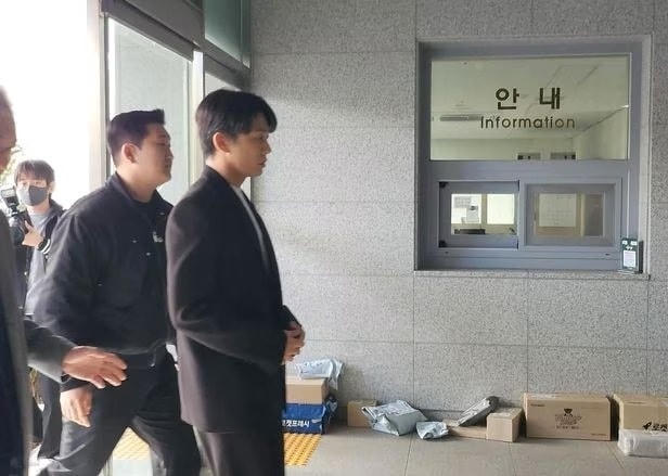 Yoo Ah In đến cơ quan điều tra sáng 27/3. Ảnh: Chosun Ilbo, Dispatch.