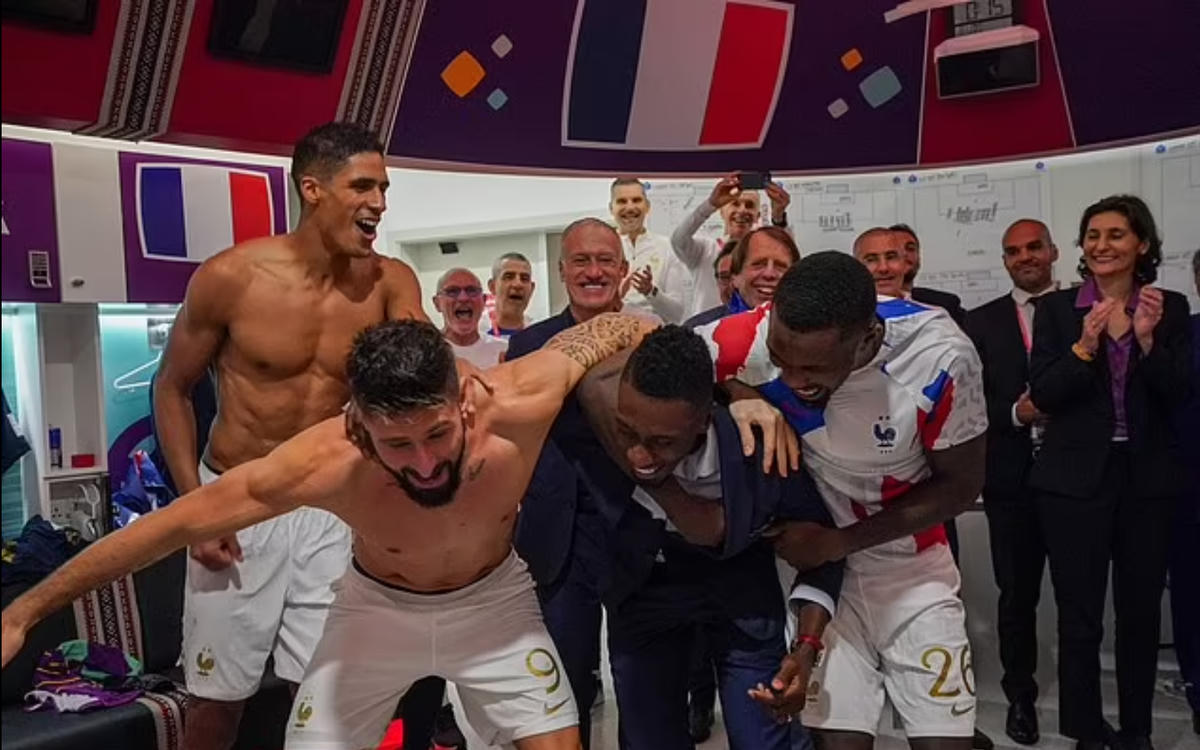 Raphael Varane, Giroud, Blaise Matuidi và Marcus Thuram được chụp khiêu vũ cùng nhau.