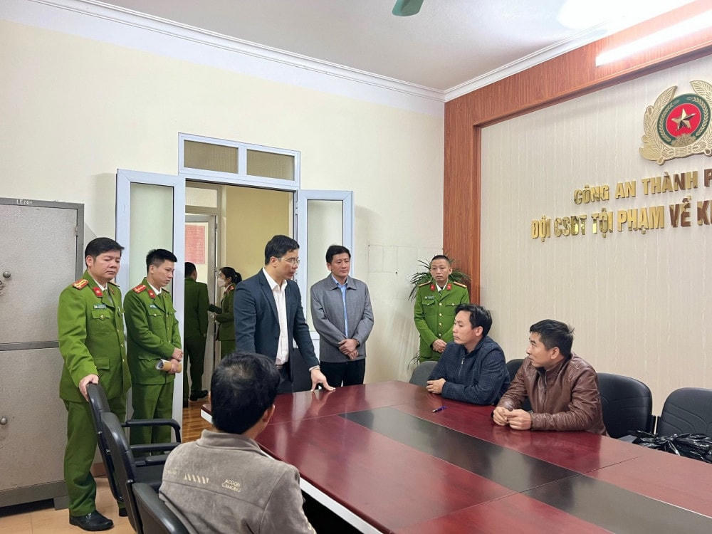 Thượng tá Nguyễn Hồng Phong - Giám đốc Công an tỉnh Hà Tĩnh tham gia xét hỏi các đối tượng.