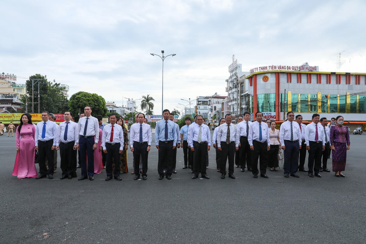 Đoàn đại biểu hai nước tham dự Hội nghị dâng hương, dâng hoa tại tượng đài Chủ tịch Tôn Đức Thắng tại thành phố Long Xuyên, tỉnh An Giang.