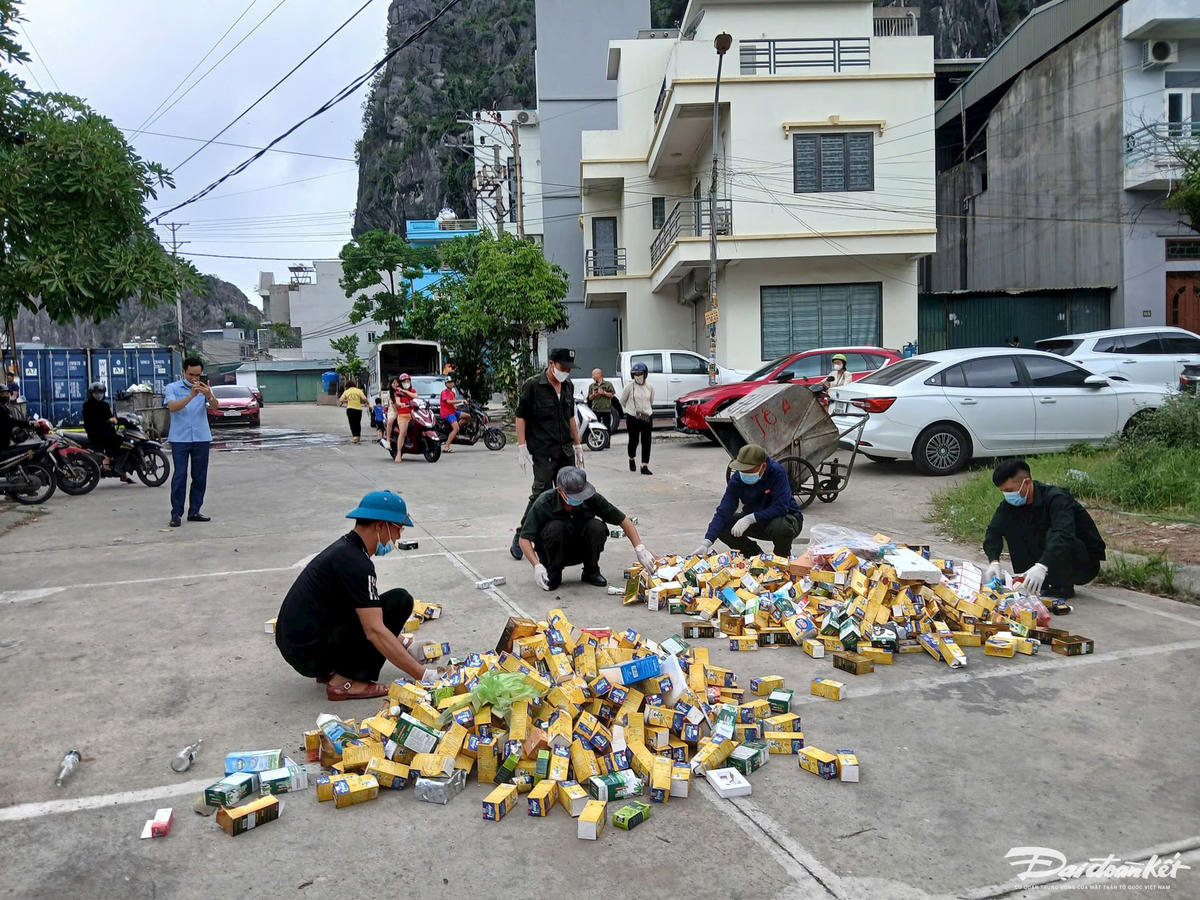 Các cơ quan chức năng tổ chức phân loại các vật phẩm để kiểm tra, xác minh. Ảnh: Nguyễn Quý.