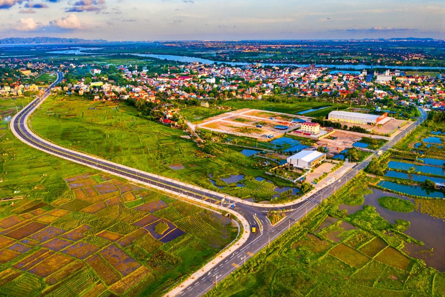 Quảng Yên xác định đầu tư hạ tầng giao thông là nhiệm vụ quan trọng vì vậy thị xã đã quan tâm đầu tư, nâng cấp, cải tạo nhiều tuyến đường trên địa bàn, tạo diện mạo đô thị khang trang, hiện đại. Ảnh: Dương Toàn.