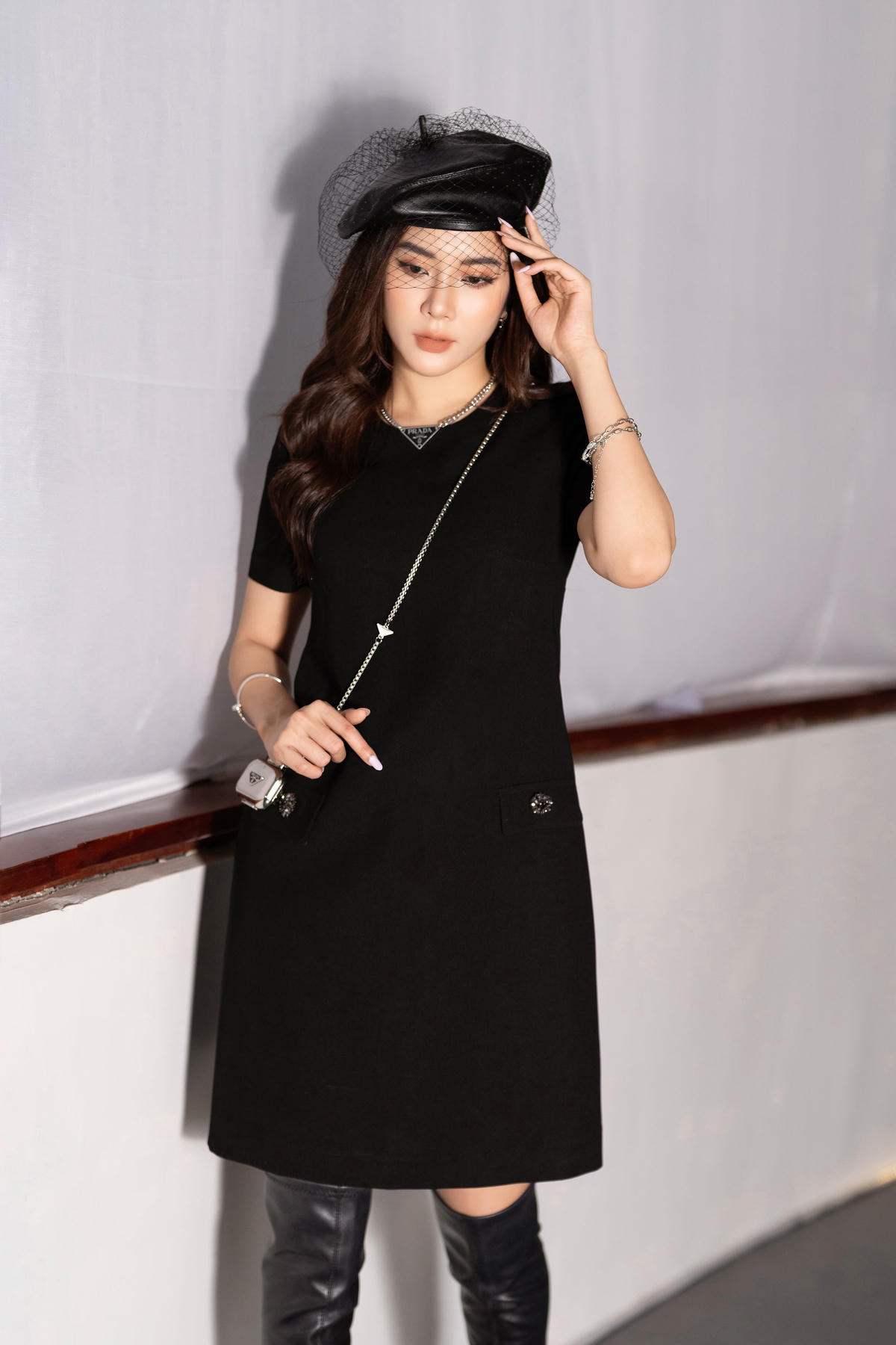 Trong BST mới đây của thương hiệu thời trang MECIA, Á hậu Yan My đã có những khung hình vô cùng bắt mắt với 2 màu đen, trắng.