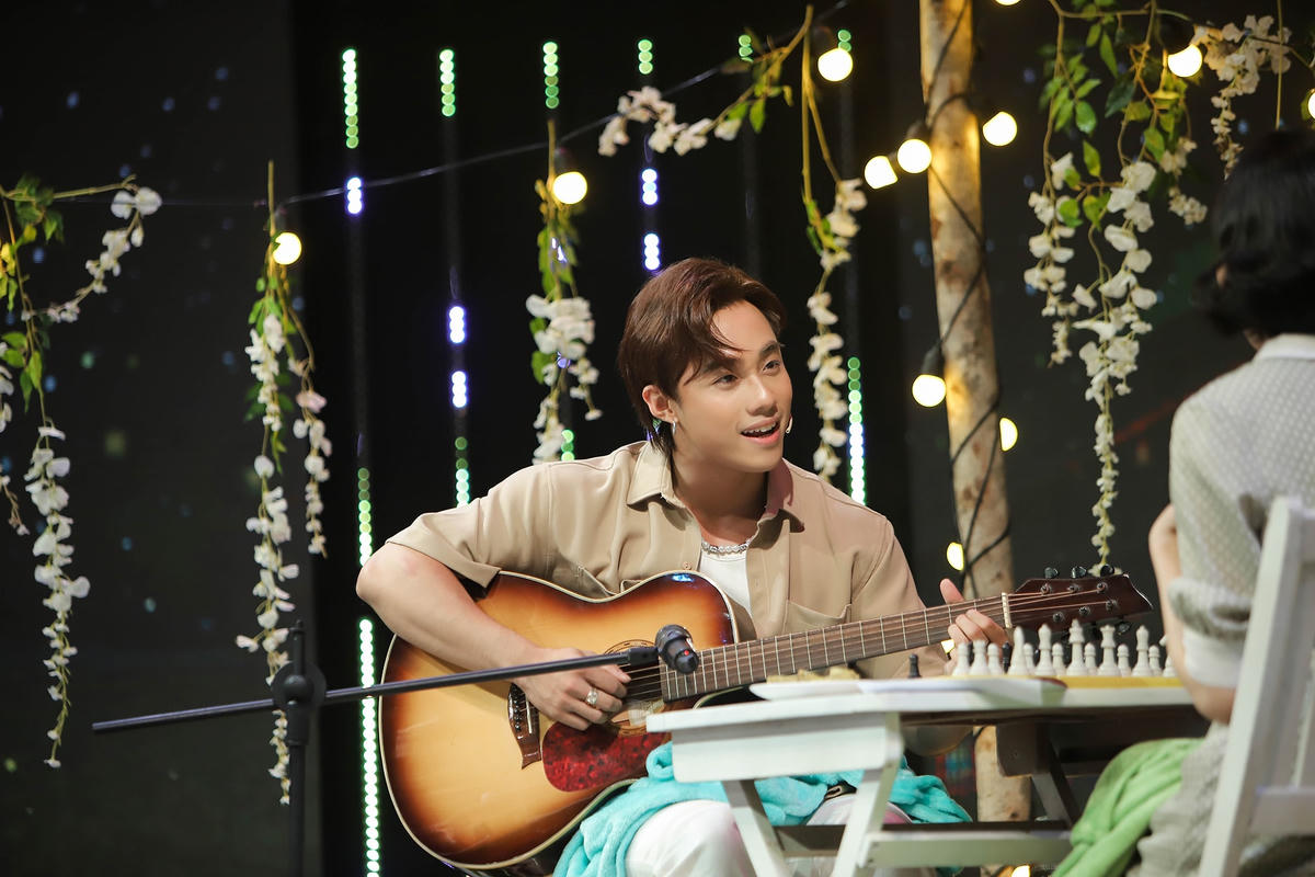 Không gian vô cùng lãng mạn khi Hải Đăng Doo đàn và Kiều Trinh hát.  Ảnh: Perfect Universe.