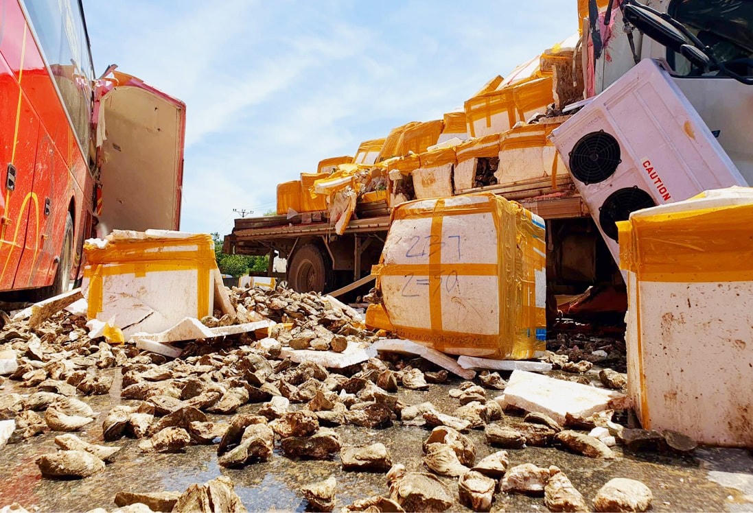 Hiện trường xe đông lạnh đâm 3 ô tô đang dừng đèn đỏ, QL1 ách tắc nhiều giờ