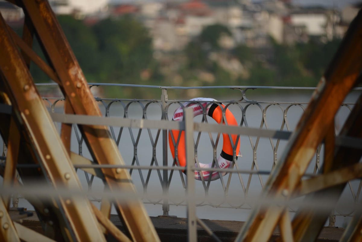 Những chiếc phao còn sót lại trên cầu Long Biên