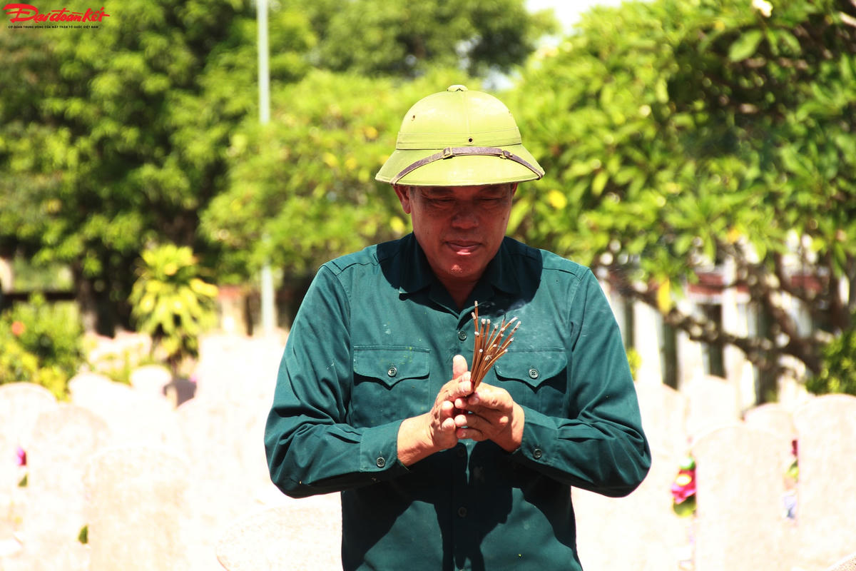 Xúc động chuyện người đàn ông thay cha làm quản trang tại Nghĩa trang liệt sĩ Núi Nài