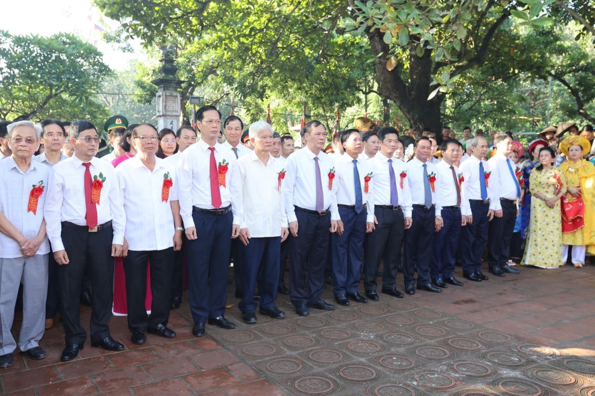 Tập thê lãnh đạo tỉnh Nam Định dâng hương tưởng niệm các vua triều Trần và Quốc công Tiết chế Hưng Đạo Đại Vương Trần Quốc Tuấn.