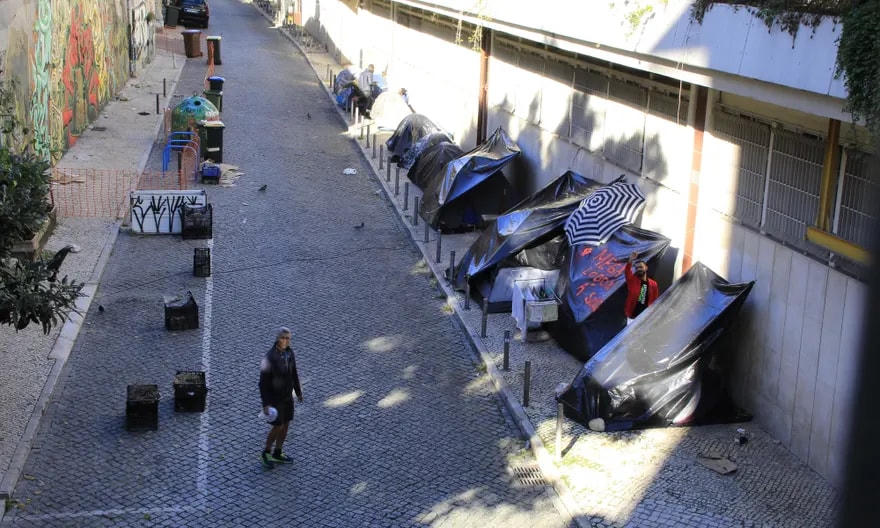 Người vô gia cư sống trong những túp lều trên đường phố Lisbon.