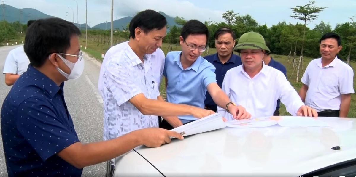 Lãnh đạo UBND thị xã Kỳ Anh và Ban Quản lý Khu kinh tế Hà Tĩnh kiểm tra thực địa.