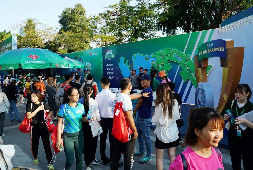 Sôi động giải chạy marathon quốc tế chính thức của Hà Nội trước giờ tranh tài