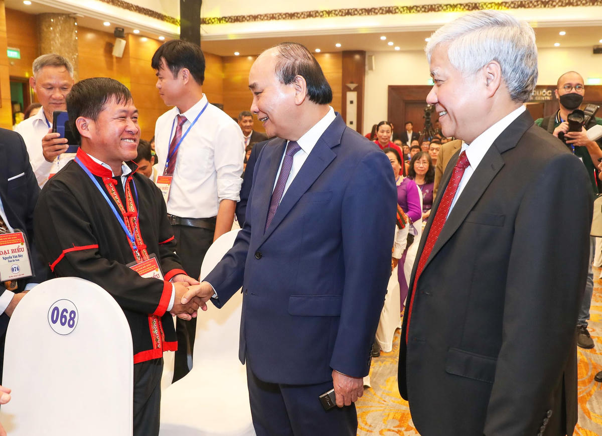 Chủ tịch nước Nguyễn Xuân Phúc và Chủ tịch UBTƯ MTTQ Việt Nam Đỗ Văn Chiến gặp gỡ các điển hình xuất sắc, tiêu biểu tại Hội nghị. Ảnh: Quang Vinh.