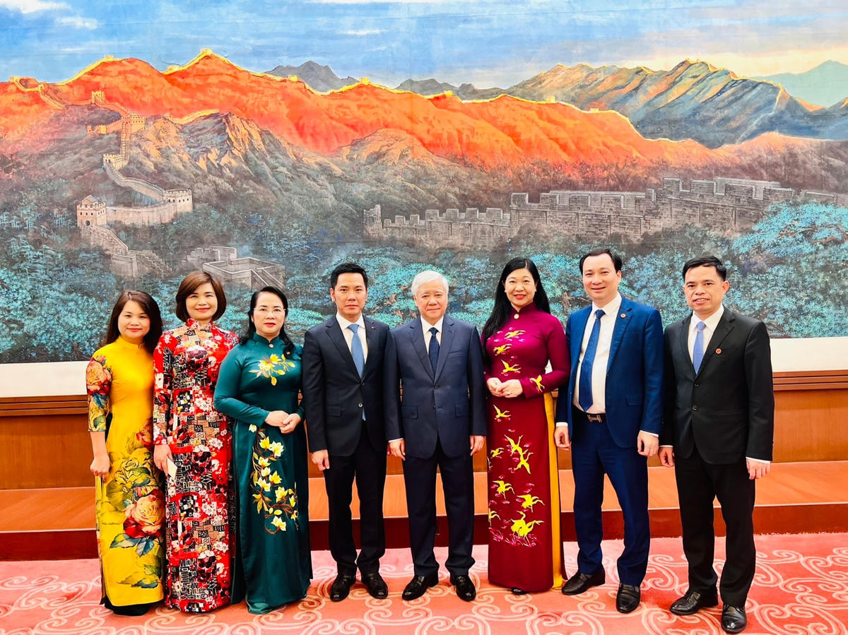 Đoàn đại biểu cấp cao Uỷ ban Trung ương MTTQ Việt Nam tham quan “Triển lãm lịch trình huy hoàng của Chính Hiệp Nhân dân” Trung Quốc.