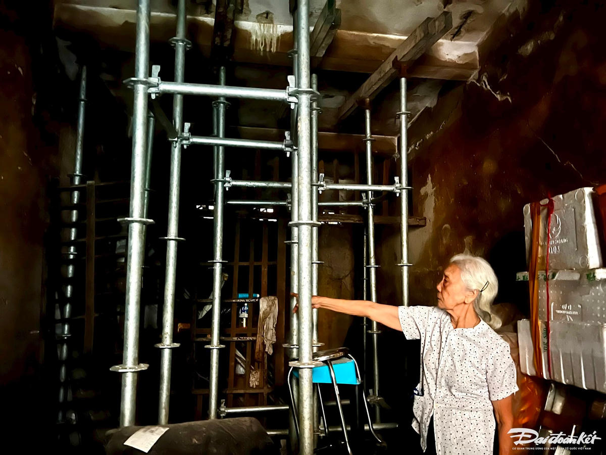 Khu bếp số 18 Phạm Bá Trực (dành cho 11 hộ dân sử dụng chung) bị ảnh hưởng nghiêm trọng, nhà thầu thi công đã phải gia cố, chống sắt để tránh đổ, sập.