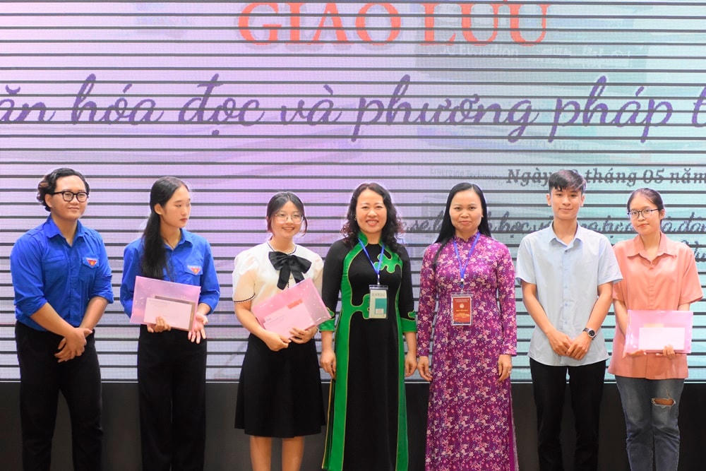 BTC trao giải và các phần quà ý nghĩa cho các bạn sinh viên đạt giải trong phần thi giới thiệu sách và cuộc thi thiết kế sáng tạo.