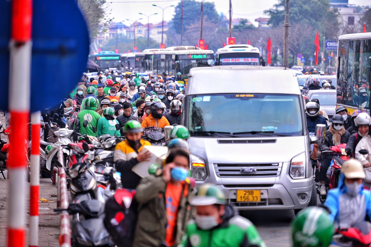 Ngay từ 15h 30 chiều 26/1, tại tuyến đường Giải Phóng cửa ngõ phía Nam thủ đô lượng ô tô, xe máy đã phải nhích từng chút để di chuyển.