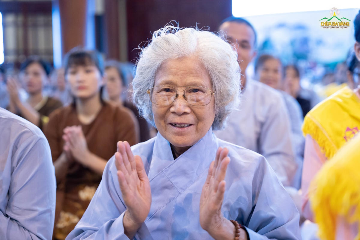 Phật tử bày tỏ sự hoan hỷ khi dự lễ Vu Lan tại chùa Ba Vàng.