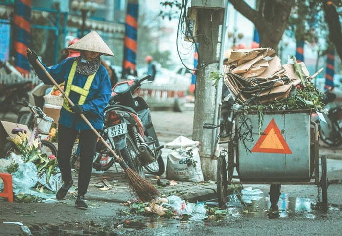 Trong lúc nhiều phụ nữ ngập tràn trong niềm vui hạnh phúc, xúng xính trong những bộ trang phục đẹp hân hoan đón nhận tình cảm của người thân thì ngoài kia, những người phụ nữ lao công đang phải bươn chải hoàn thành tốt công việc của mình, với họ không có và cũng không nghĩ đến ngày 8/3.