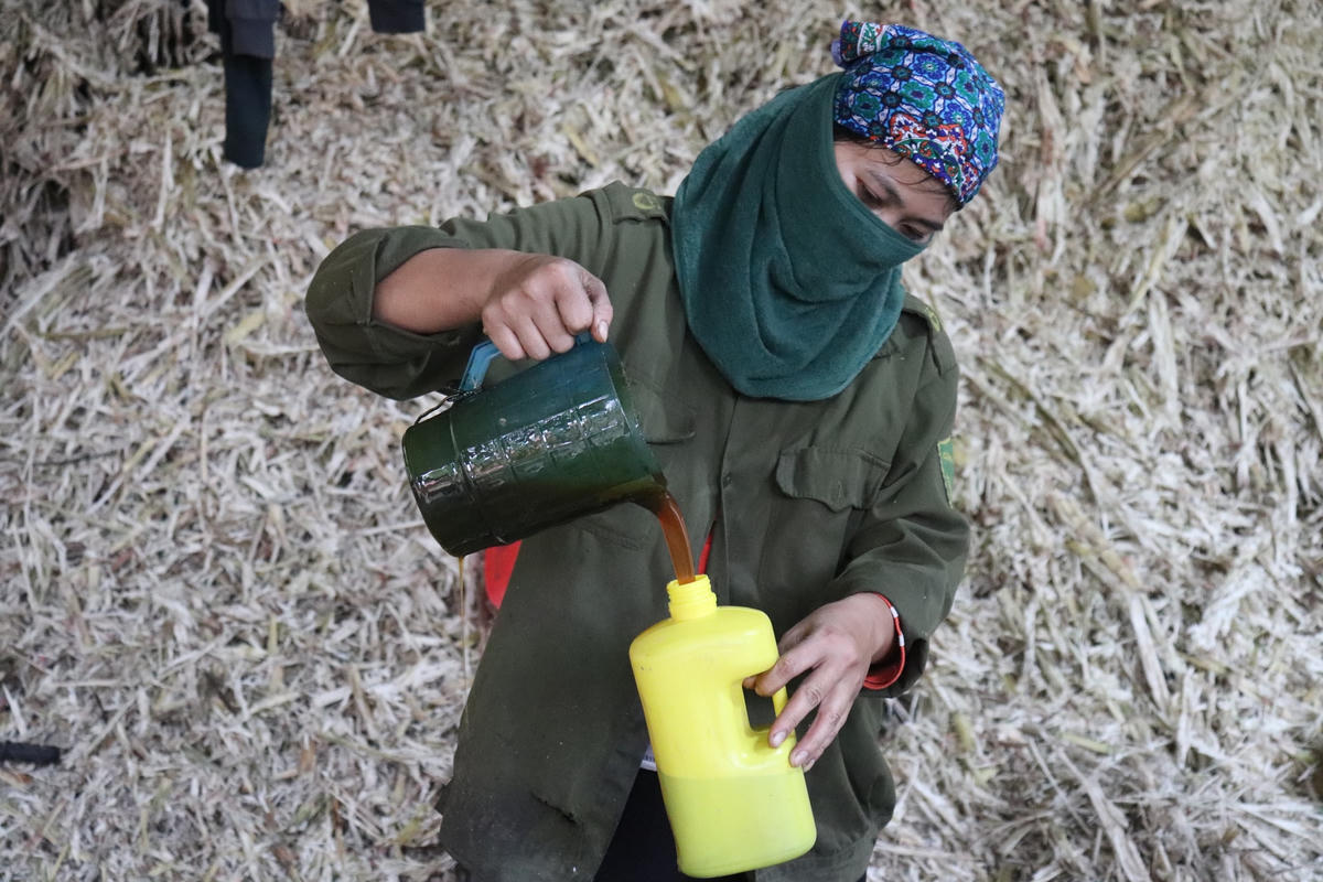 "Nhà trồng được mía trên diện tích 5 ha, tính bán cho nhà máy mía đường Việt Đài ở thị trấn Vân Du nhưng giá cả hơi thấp. Suy đi tính lại, mình đầu tư thêm máy móc, thuê thêm nhân công để làm mật mía. Sau 3 tháng làm miệt mài vào cuối năm, ước tính cũng lời được kha khá, đảm bảo cho gia đình có một cái Tết ấm no", chị Duyên tâm sự.