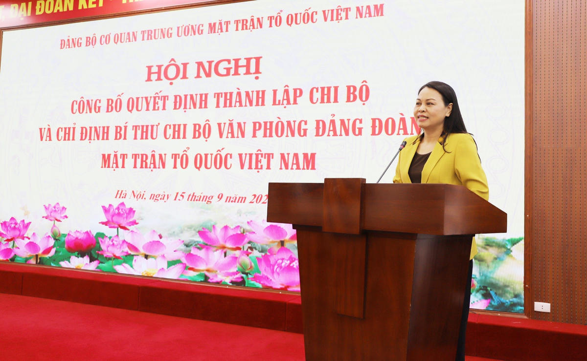 Ủy viên Trung ương Đảng, Phó Chủ tịch - Tổng Thư ký Nguyễn Thị Thu Hà phát biểu tại hội nghị. 