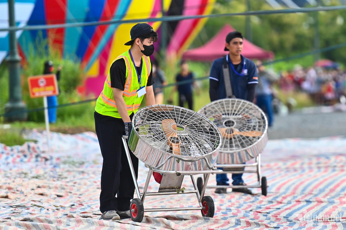 Thả khinh khí cầu mừng Quốc khánh 2-9 bên sông Sài Gòn