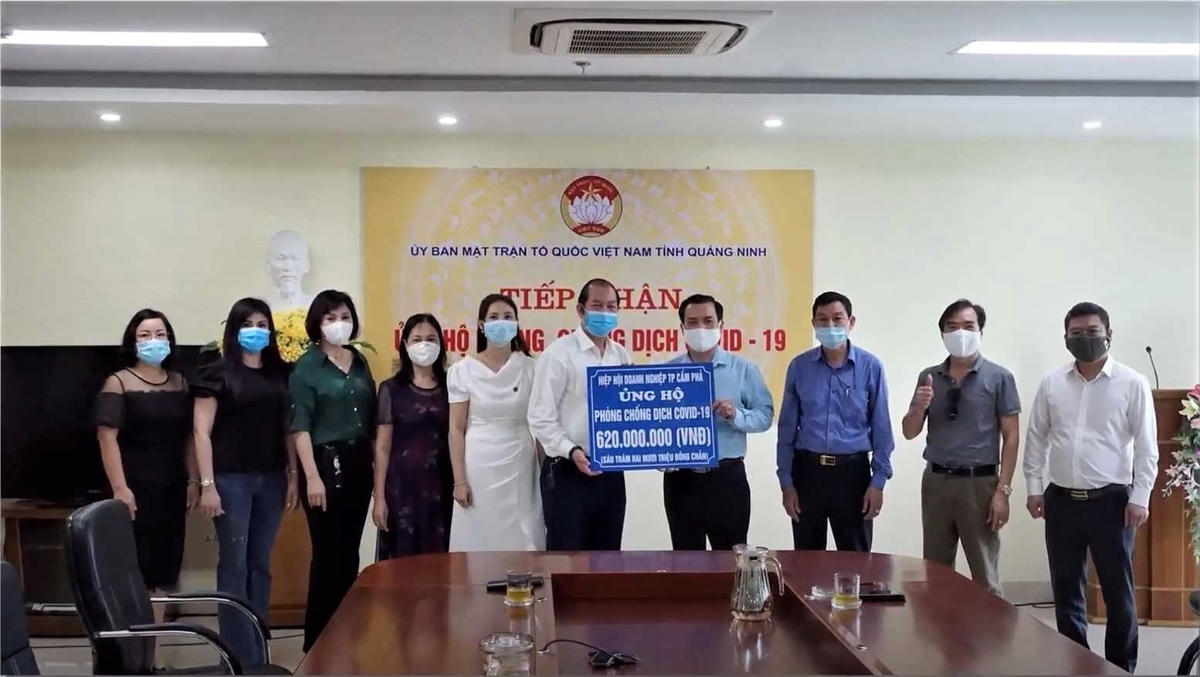 Ông Phạm Ngọc Thanh, Phó Chủ tịch Hội Doanh nghiệp CCB tỉnh Quảng Ninh, Chủ tịch CLB Doanh nhân CCB TP Cẩm Phả, Chủ tịch HĐQT Công ty Cổ phần Hoàng Trường (áo trắng, đứng giữa) là tấm gương tiêu biểu trong phong trào thi đua “CCB giúp nhau giảm nghèo, làm kinh tế giỏi”.