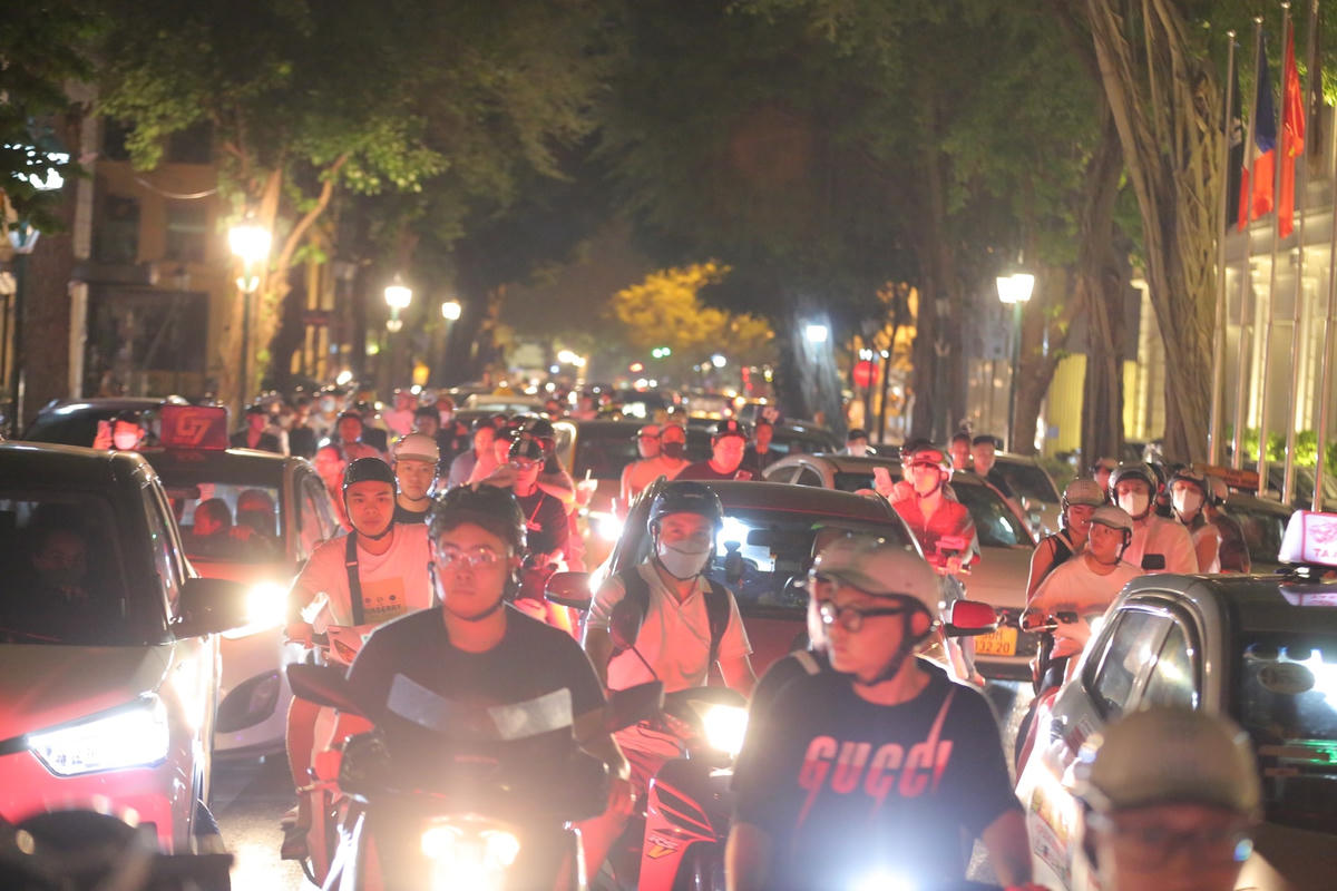 Giao thông khu vực xung khách sạn bị ùn tắc.