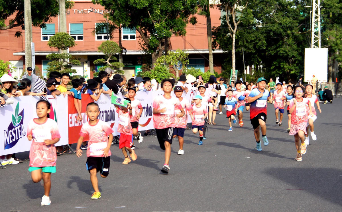 Các VĐV thiếu nhi tham gia tranh tài ở nội dung 1km.