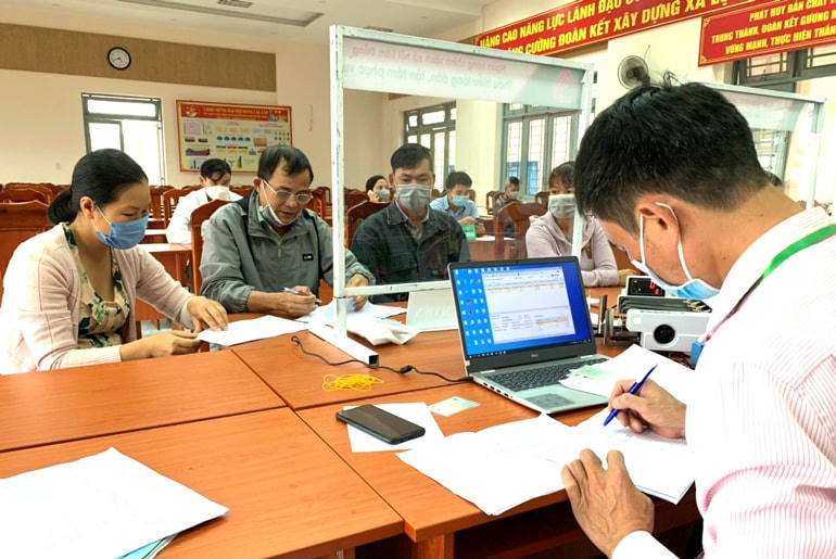 Ngân hàng Chính sách Xã hội giải ngân cho vay hỗ trợ việc làm và cho vay học sinh, sinh viên. Ảnh: TL