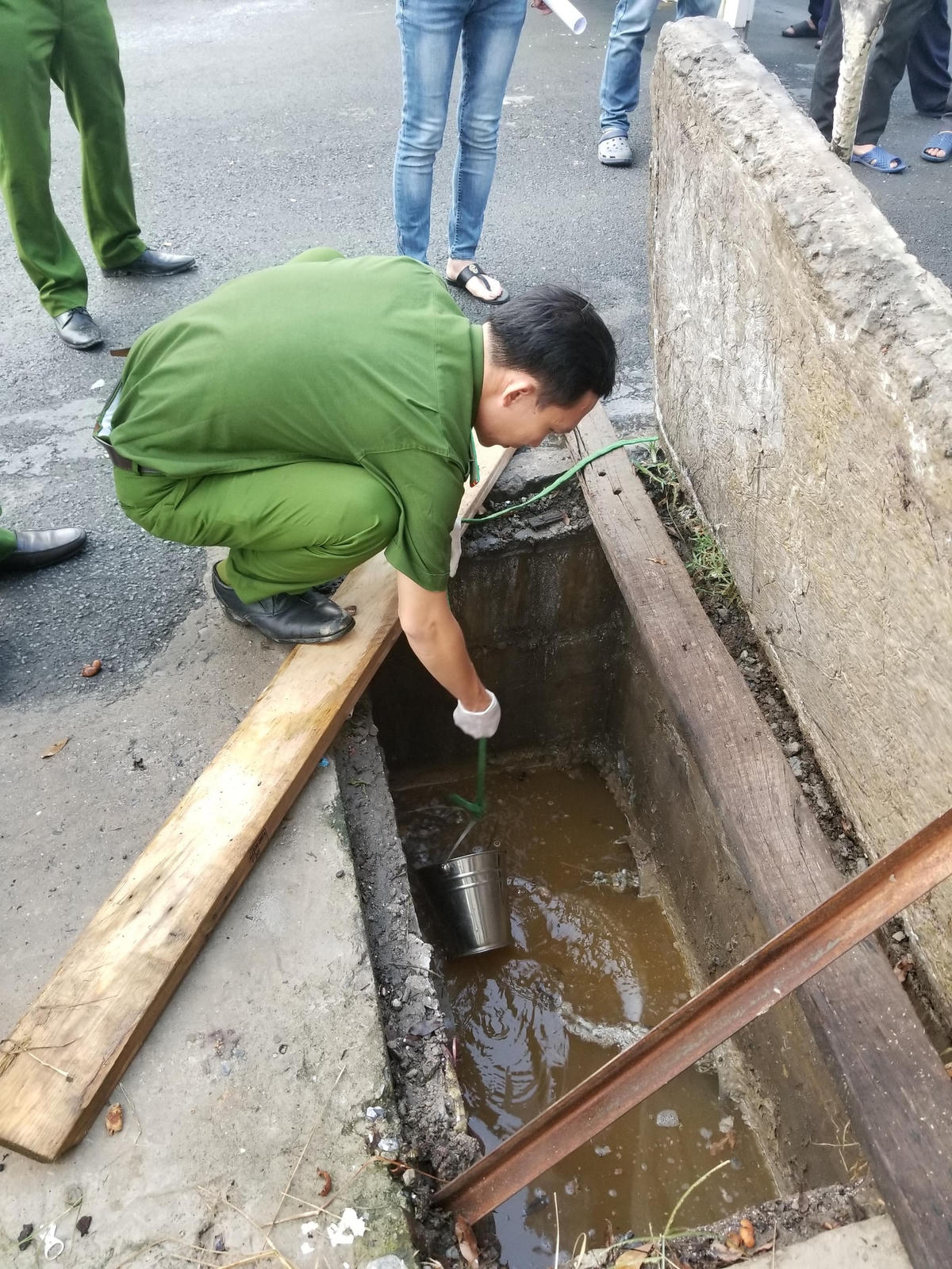 Công an kiểm tra khu vực xả thải “chui” của một doanh nghiệp (bị phạt 335 triệu đồng) tại huyện Nhà Bè, TPHCM