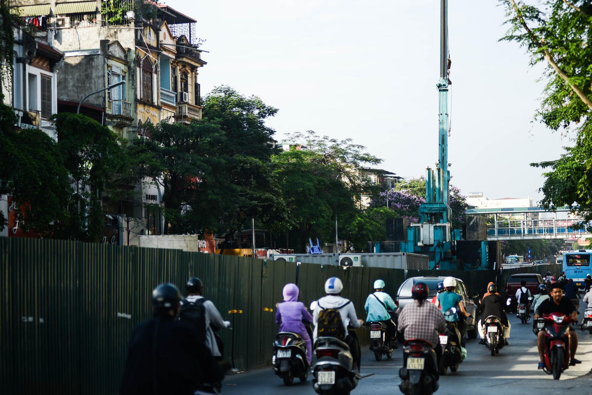 Những rào chắn làm thu hẹp lòng đường, gây ra tình trạng “nút thắt cổ chai” mỗi khi tan tầm. Đã hơn một năm kể từ khi đơn vị này xây cầu, người dân đi lại qua khu vực công trình này phải chịu cảnh ùn tắc.