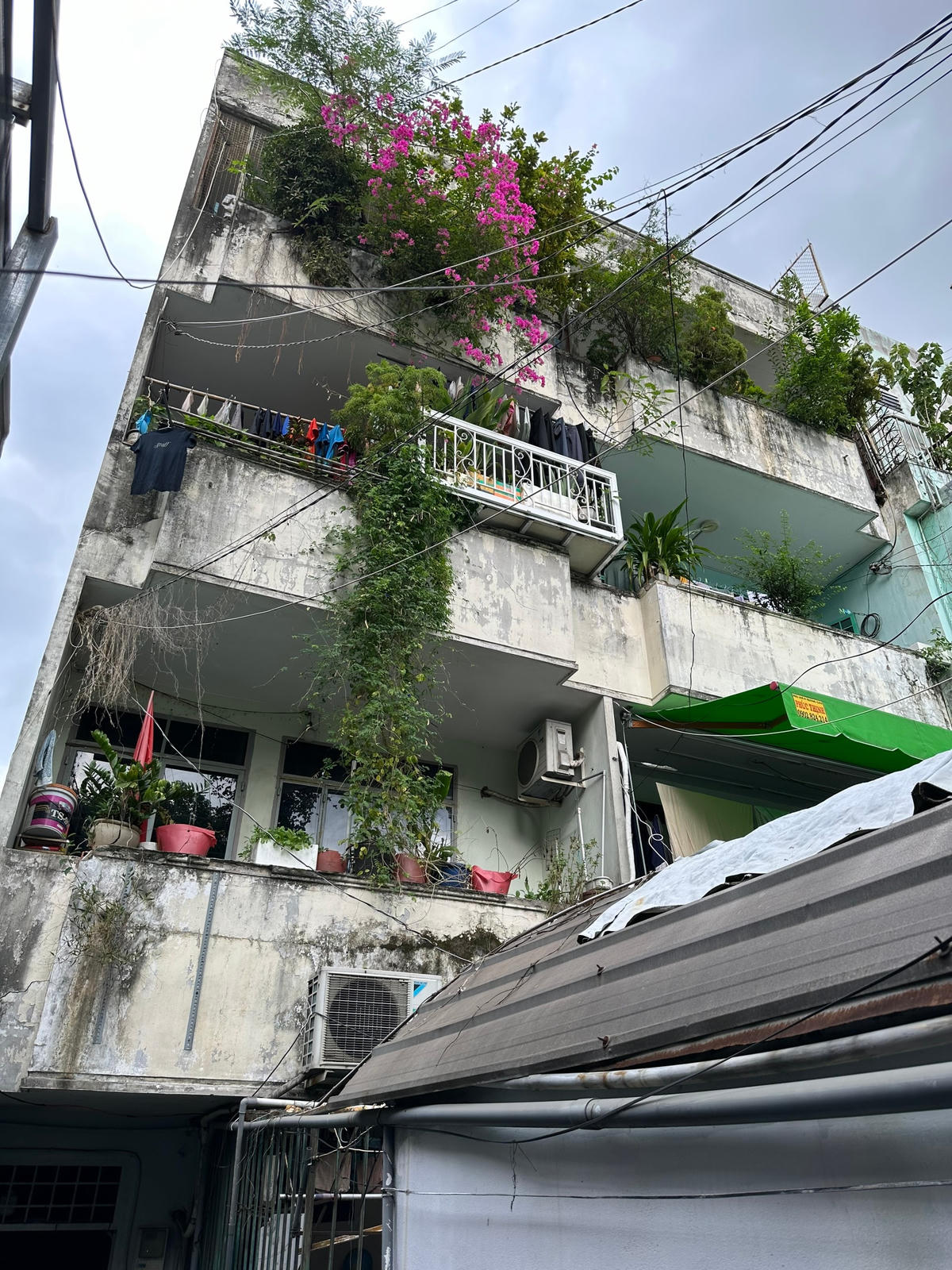 Một chung cư cũ tại TP Thủ Đức vừa bị kiểm tra về an toàn phòng cháy, chứa cháy sau vụ cháy chung cư mini tại Hà Nội. Ảnh: Hồng Phúc.  