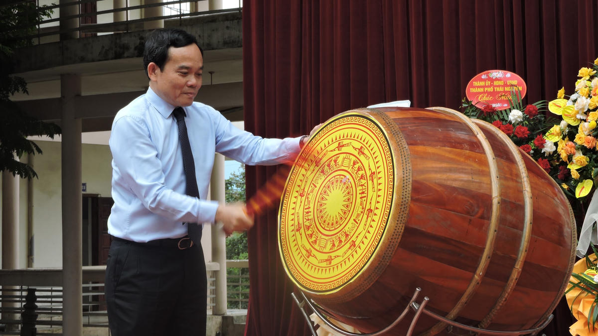 Phó Thủ tướng Trần Lưu Quang đánh trống khai giảng.
