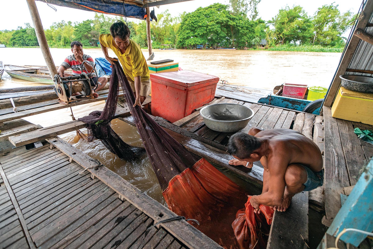 Đặt đáy cá trên sông Sở Thượng đem lại nguồn thu nhập cho nhiều gia đình.  