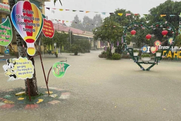 Nước ngập sân trường khiến hơn 30.000 học sinh phải nghỉ học. 