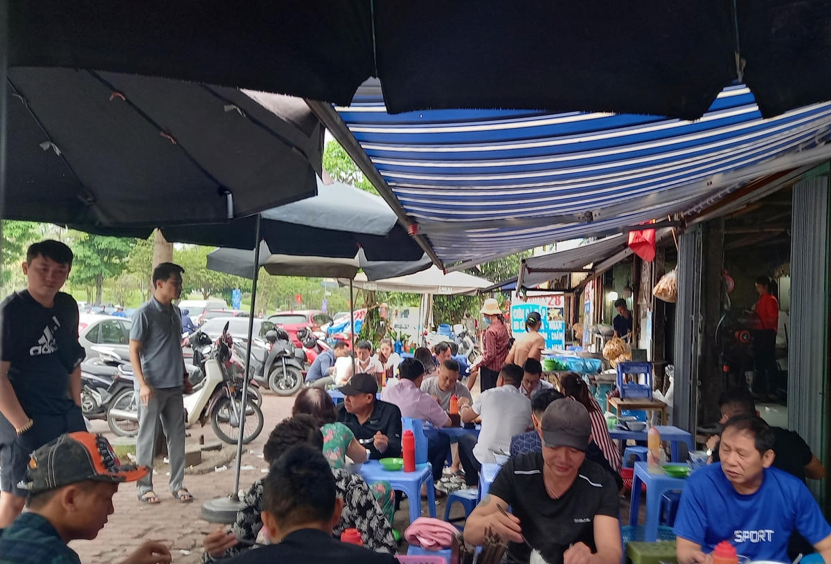 Hà Nội: ‘Bát nháo’ tình trạng lấn chiếm lòng đường, vỉa hè trên phố Đỗ Đức Dục
