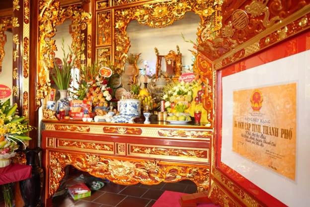 Nhà thờ họ Bùi còn lưu giữ được các di vật như hoành phi, câu đối, hương án… có giá trị nghệ thuật và lịch sử cao. Ảnh: A.N.