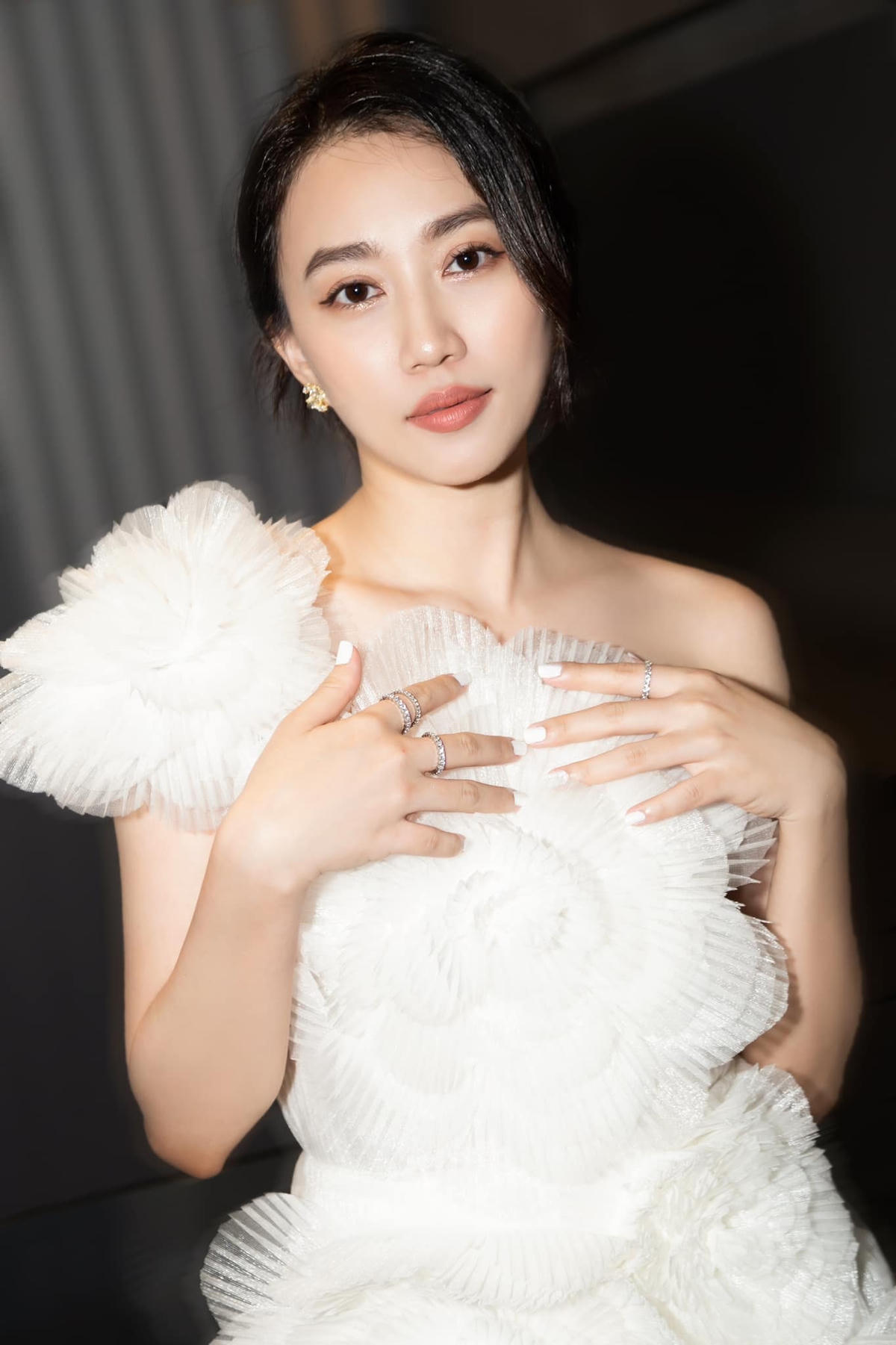 Về chuyện đời tư, người đẹp từng gây chú ý với mối quan hệ tình cảm với cầu thủ Tiến Linh. Sau những cuộc tình đã qua, Huỳnh Hồng Loan rút ra bài học: Kín đáo là cách tốt nhất để giữ vững tình yêu.