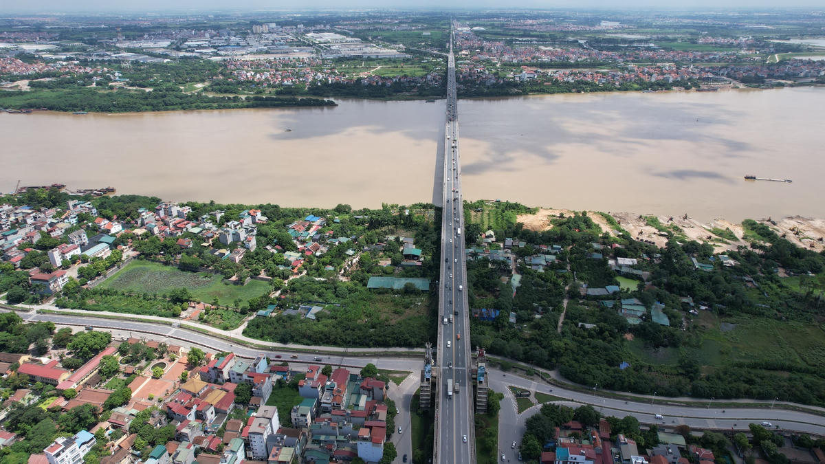 Cầu Thăng Long xây dựng từ năm 1974 đến 1985. Cầu bắc qua sông Hồng tại vị trí km6+300 trên quốc lộ Nam Thăng Long, con đường nối sân bay quốc tế Nội Bài với trung tâm Hà Nội.