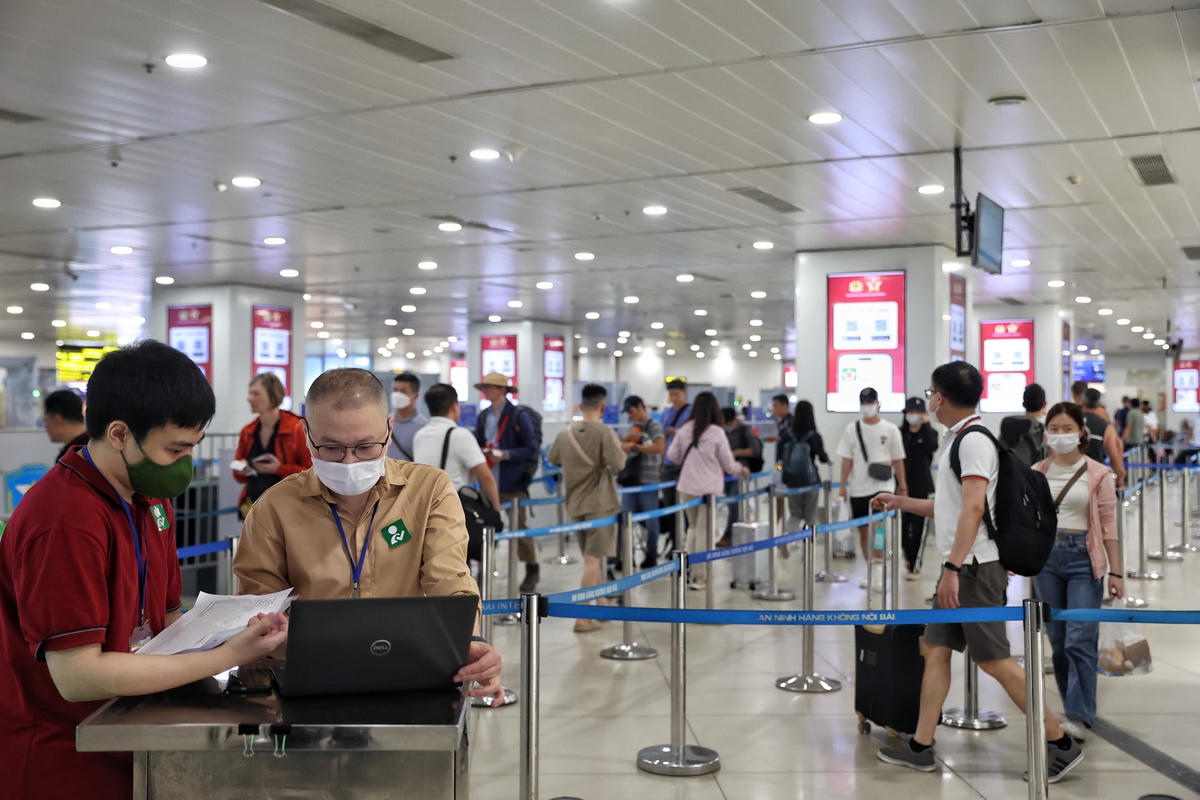 Hành khách tại sân bay Nội Bài.