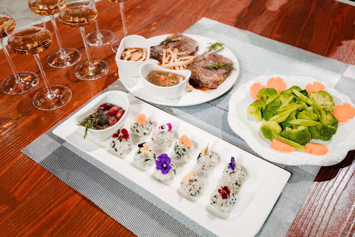 Giám khảo trầm trồ với những món ăn được các đội chơi thể hiện.