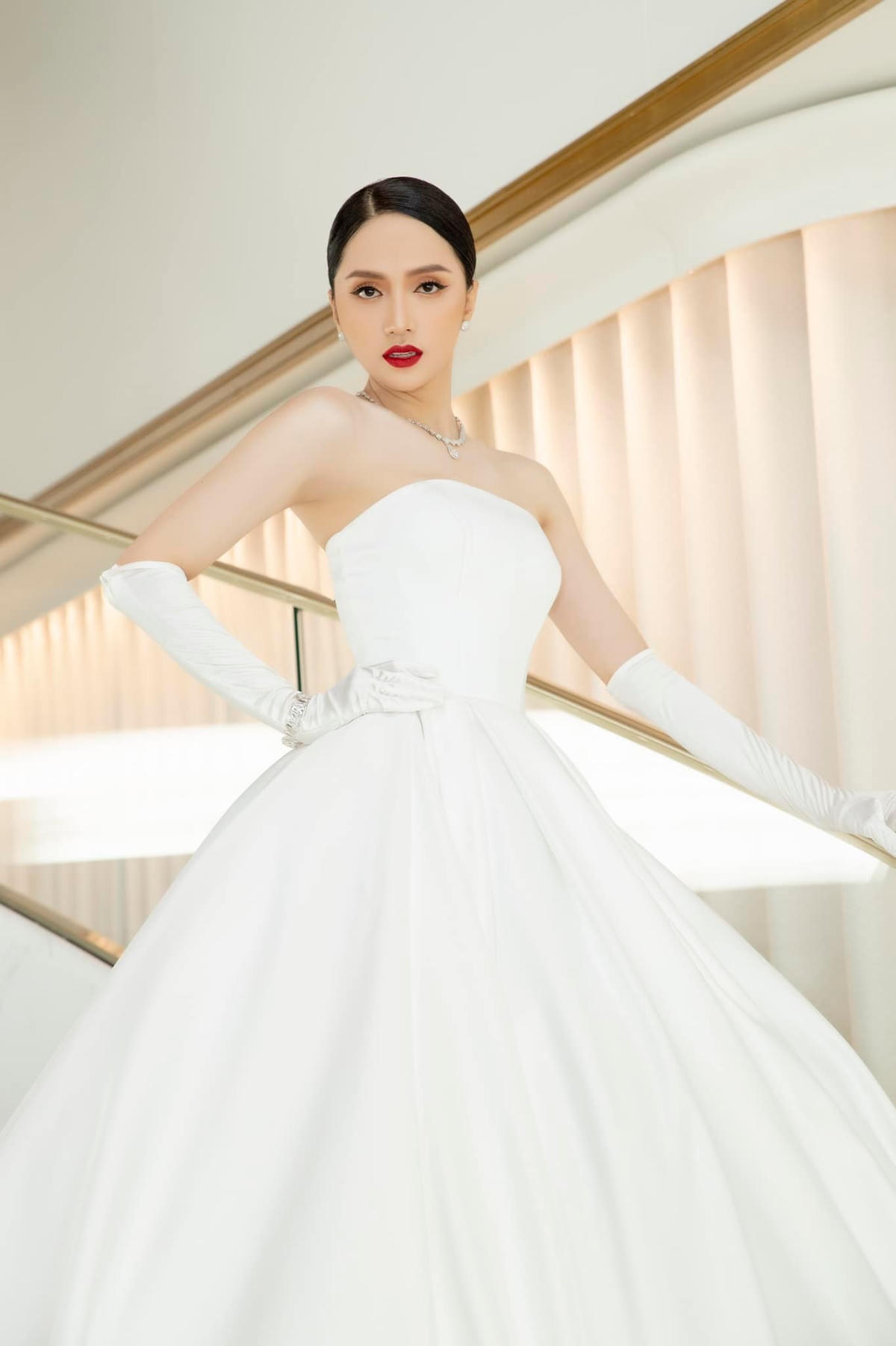 Hương Giang diện chiếc váy trắng bằng tuyết lụa khoe khéo mọi ưu điểm trên cơ thể.