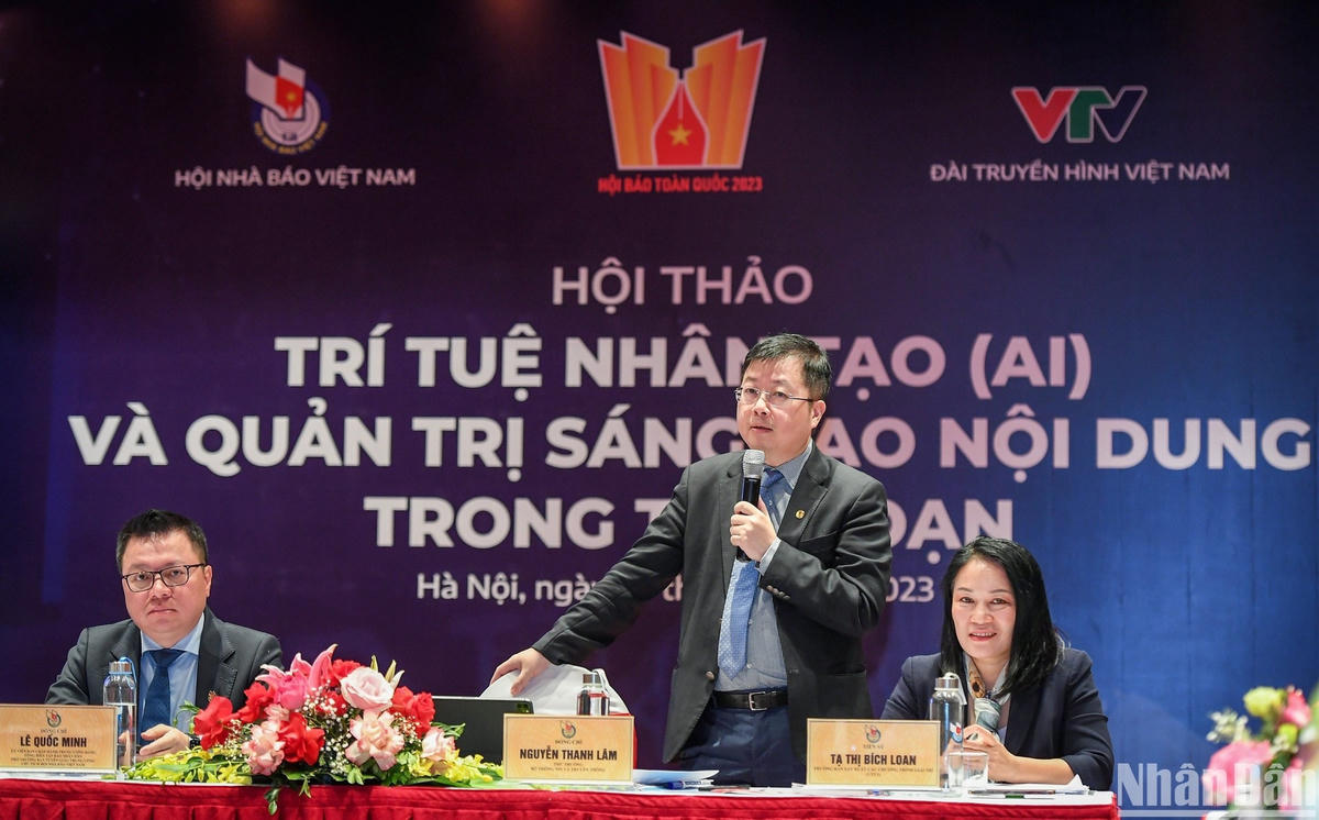 Thứ trưởng Thông tin và Truyền thông Nguyễn Thanh Lâm thuyết trình về chủ đề “Hiện tượng ChatGPT: Cú huých chuyển đổi mô hình kinh tế báo chí số trên cơ sở giá trị cốt lõi của mình”.