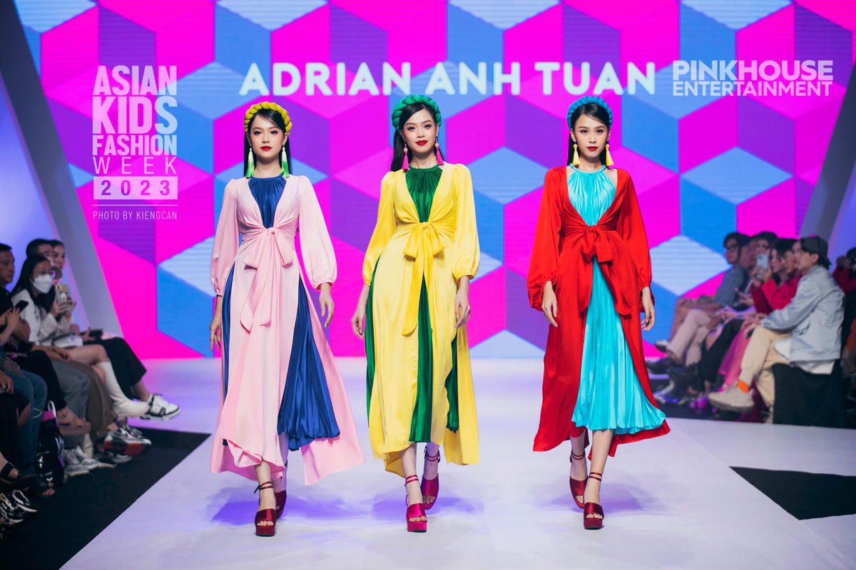 Là sàn catwalk đầu tiên sau đăng quang, từng bước chân của Top 3 nhận được sự quan tâm của đông đảo công chúng.