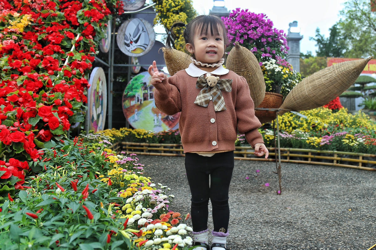 Không chỉ người lớn mà ngay cả các em nhỏ cũng được bố, mẹ đưa đến Lễ hội hoa.